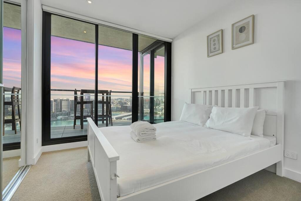 Apartment Wake Up In Front Of Water Bay Beckons- 2b2b1c